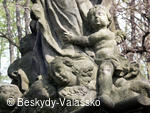 Detail sochy u vstupu do obory